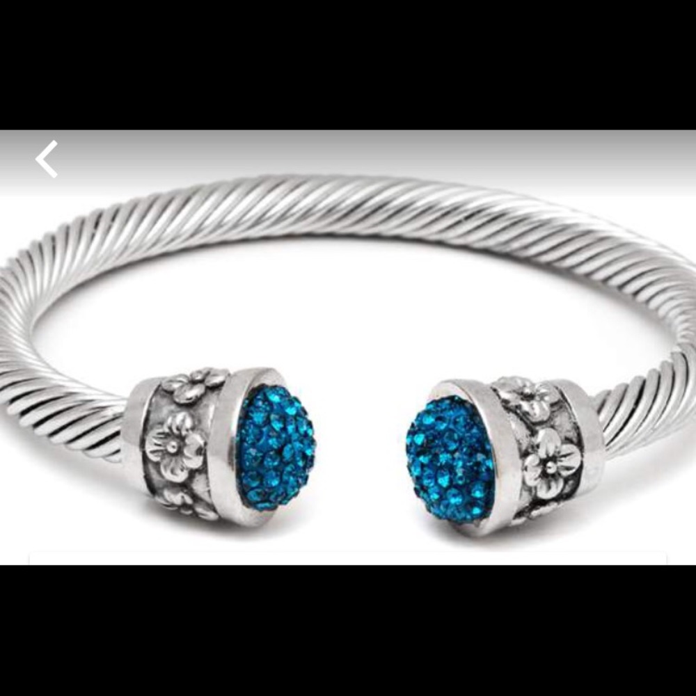 Twisted bangle with turquoise Swarovski elements
